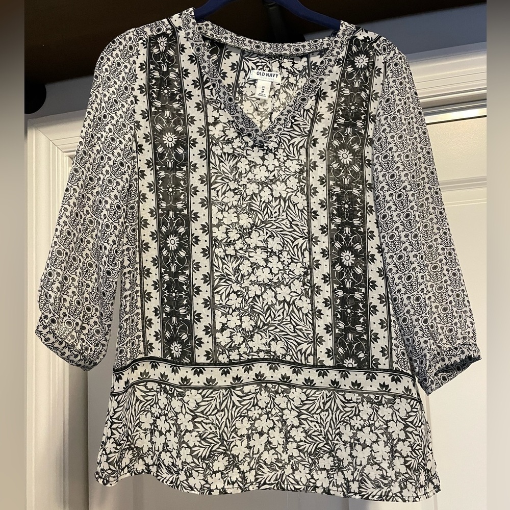 Old Navy. size XS. 3/4 sleeve. sheer top